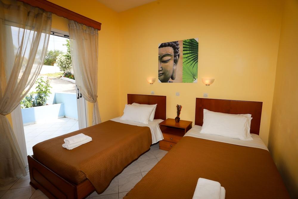 Agios Georgios - 2 Beds - Sleeps 5 - Free Parking