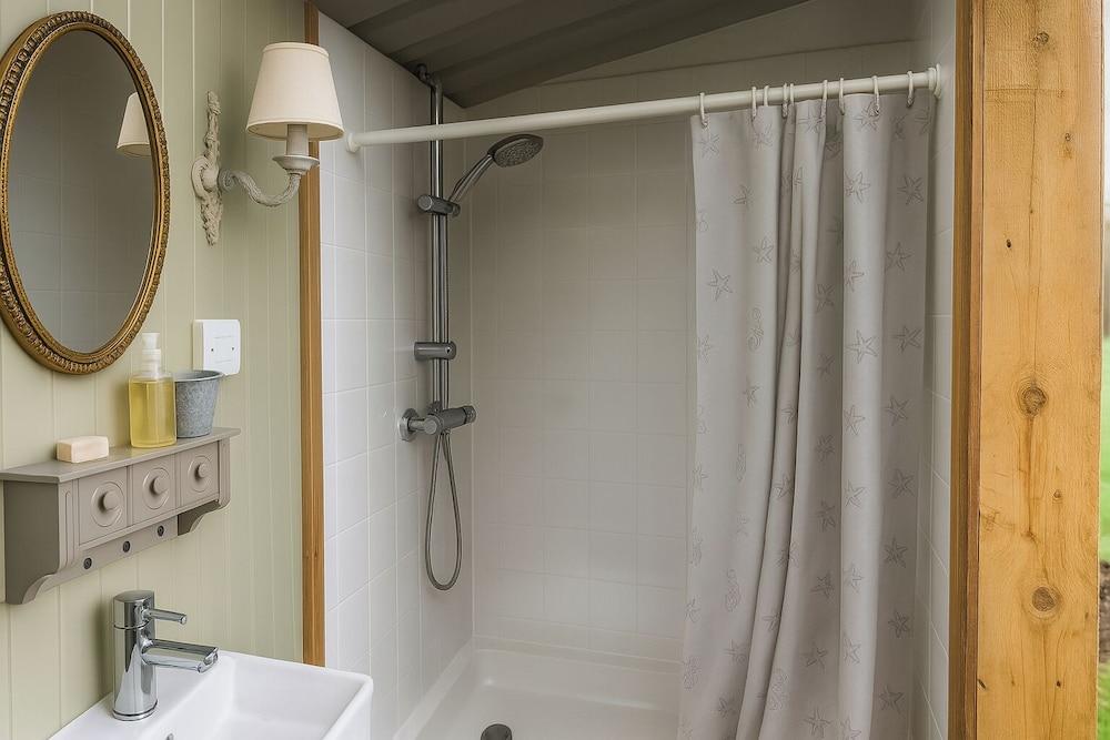 1 Bed Shepherds Hut - Sleeps 2 -wood Fired Hot Tub