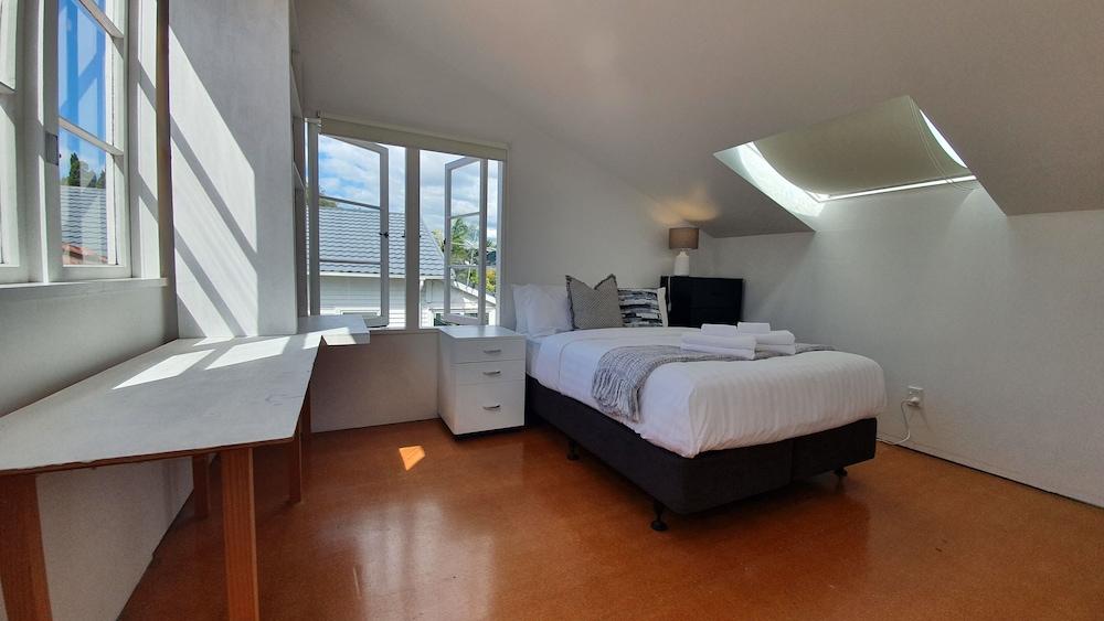 Bright and Modern Oasis in Kingsland