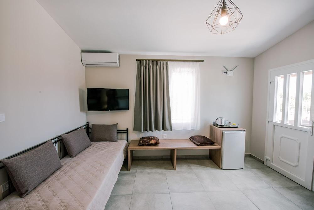 Acrocorinth Apartments