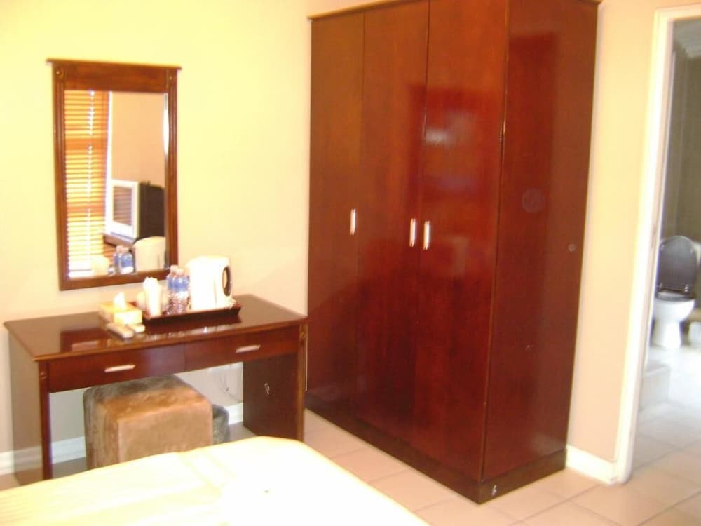 Savoy Lodge - Budget Triple Room