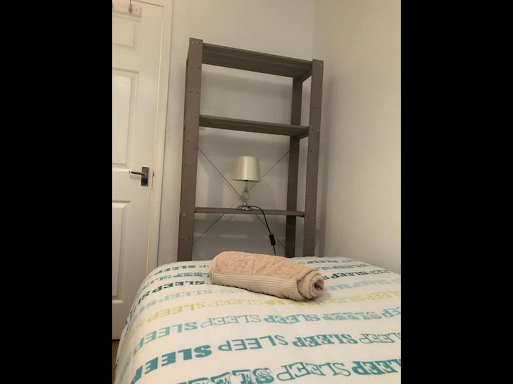 Small Modern Comfortable 2 Bedroom Apartment - Cmyr