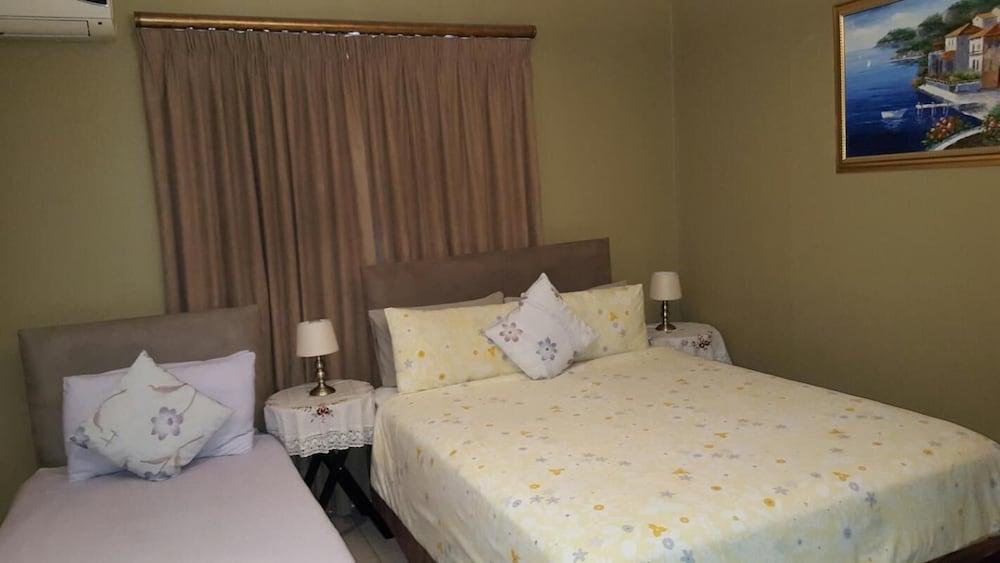 Savoy Lodge - Budget Triple Room 4