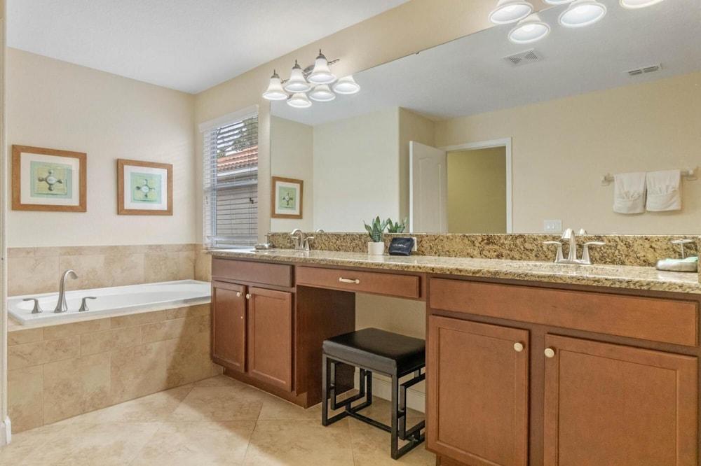 Spacious Vacation Home With Pool Jacuzzi Near Disney