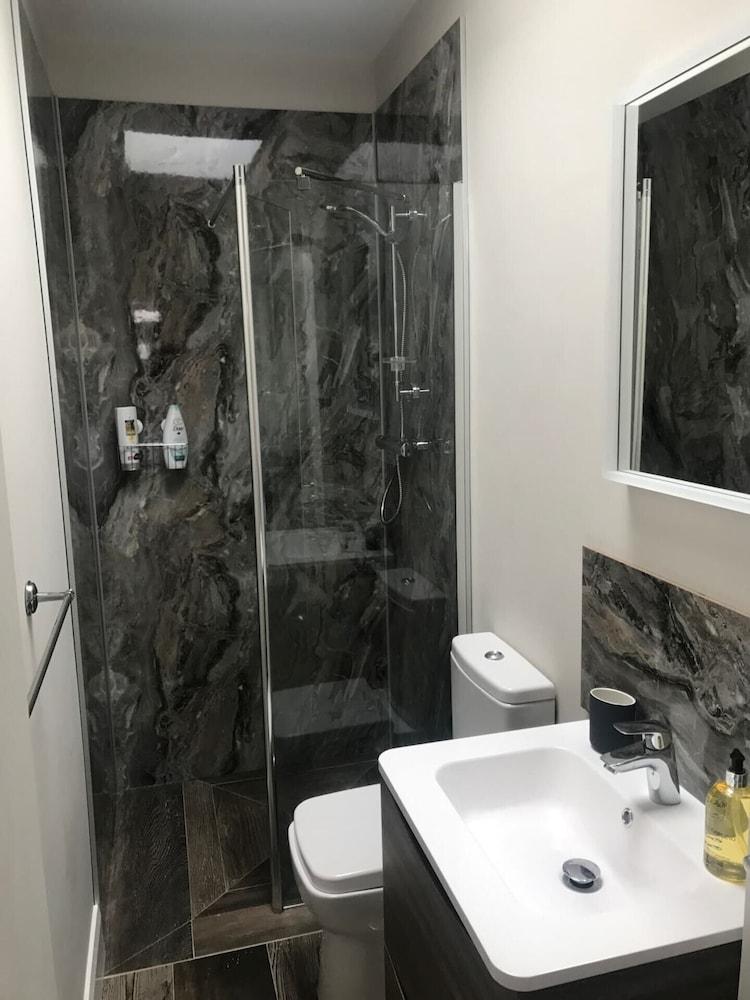 Modern 1 Bed 1 Bath in Central Dublin Location