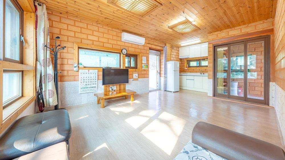 Tongyoung Blue House Spa Pension