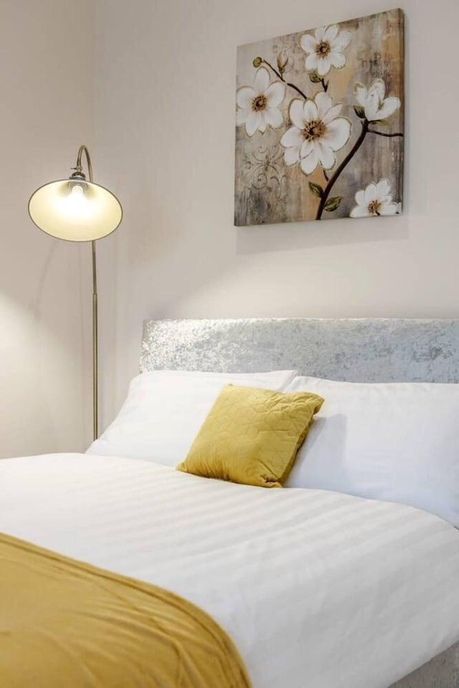 Homely Spaces Apt A, Large Studio W/king, 2guests