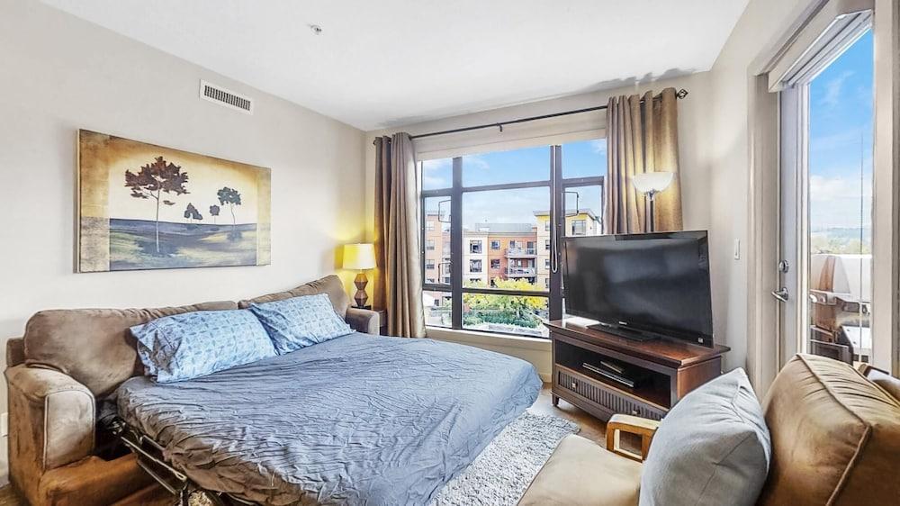 Top Floor Corner Unit With Pool and Lake View