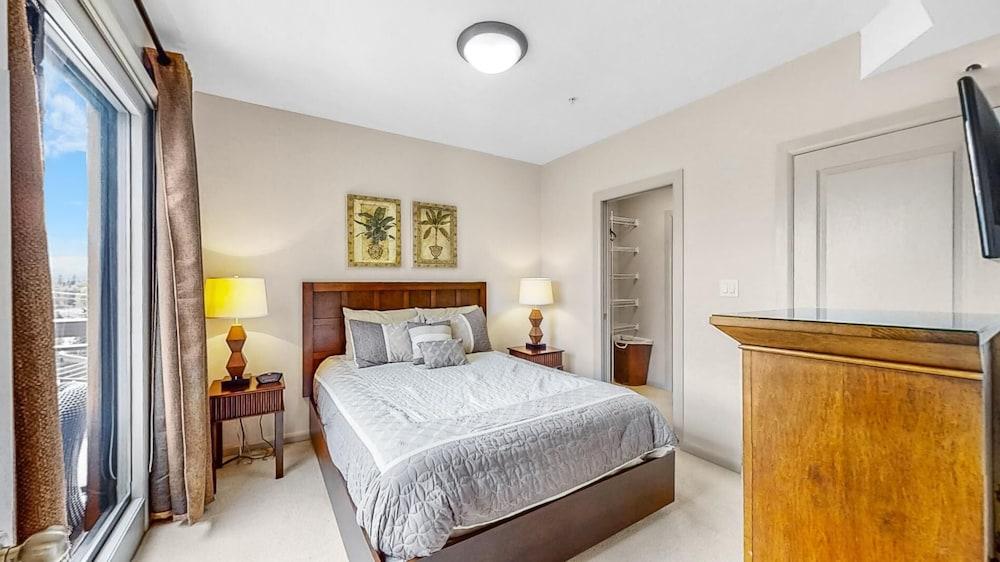 Top Floor Corner Unit With Pool and Lake View