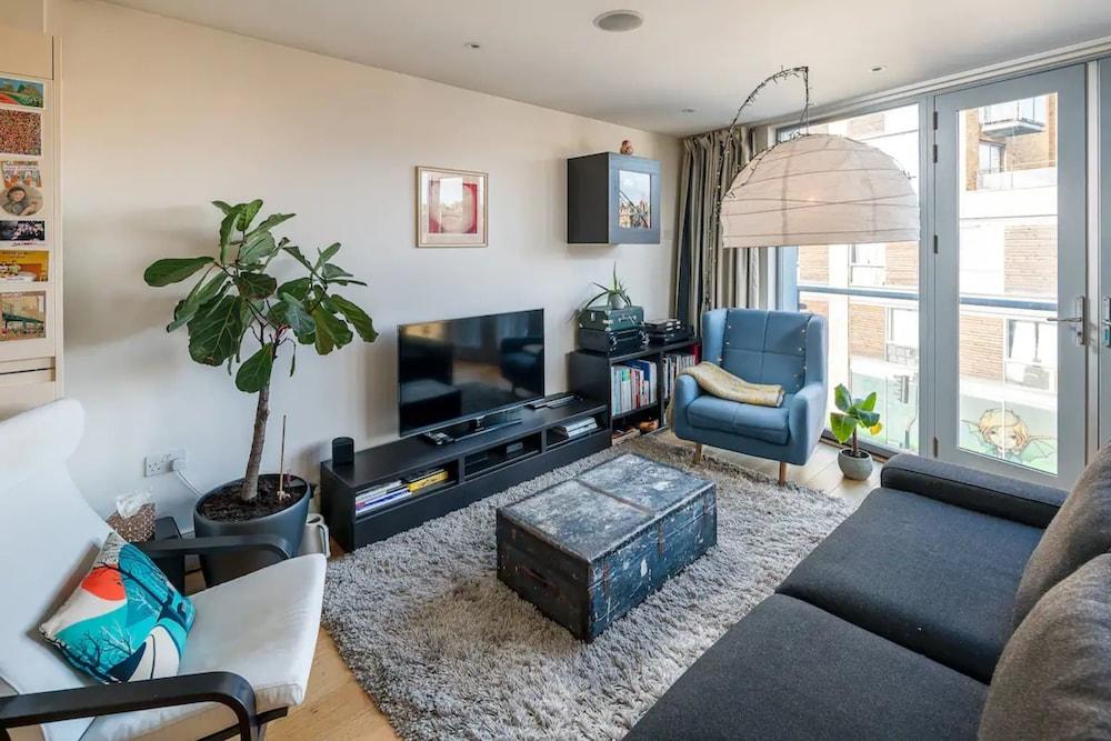 Bright Spacious 2bed 2bath in Battersea