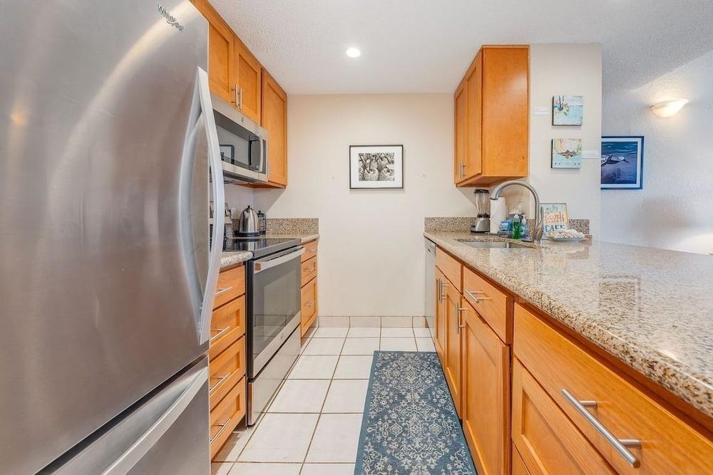 Tropical Oasis 2 Bedroom Condo by Redawning