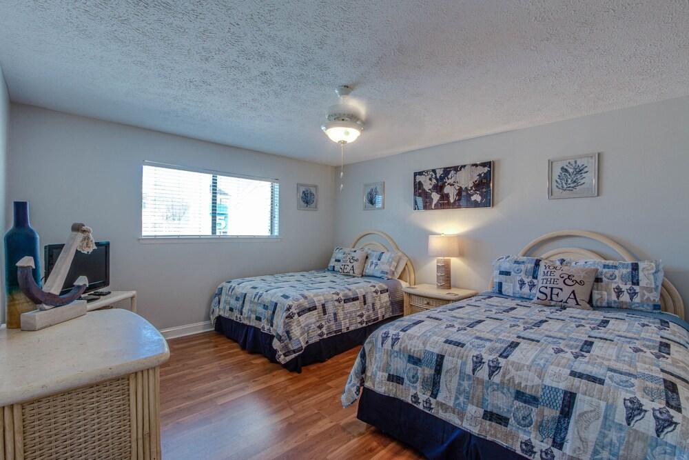 Sandy Toes by Book That Condo