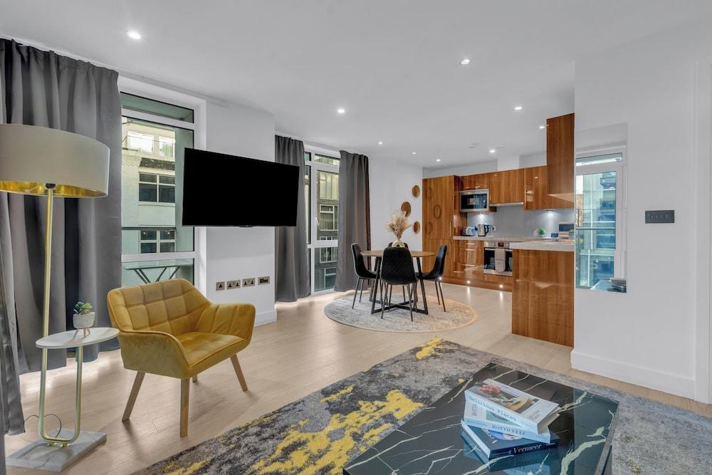 Two Bed Serviced Apt in Old Street