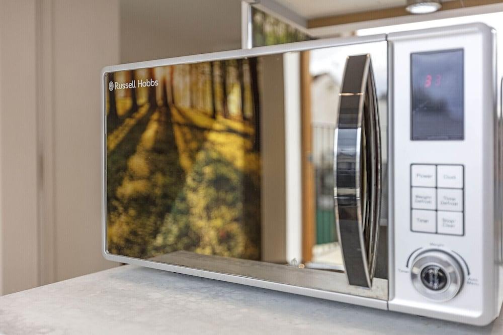 Pet-friendly Fulham 1-bed Apt, 2 Mins to Tube