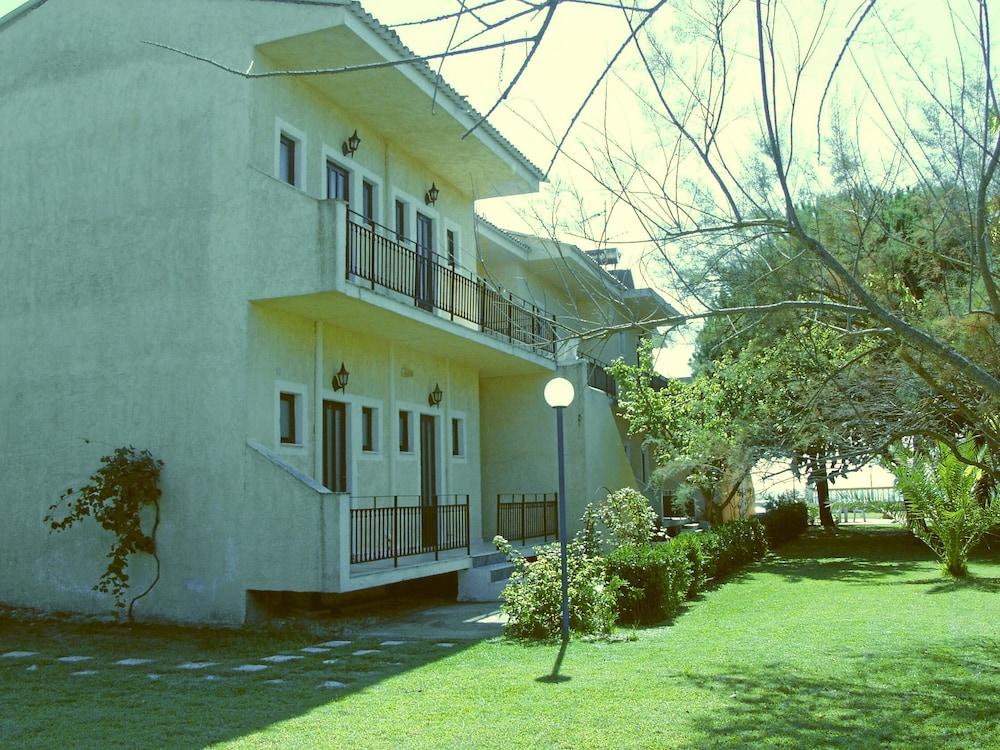 Kantas Beachfront Studios