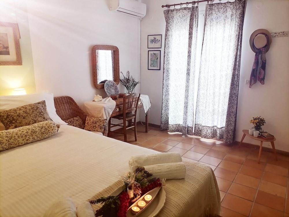 Alekos Beach Houses-Romance