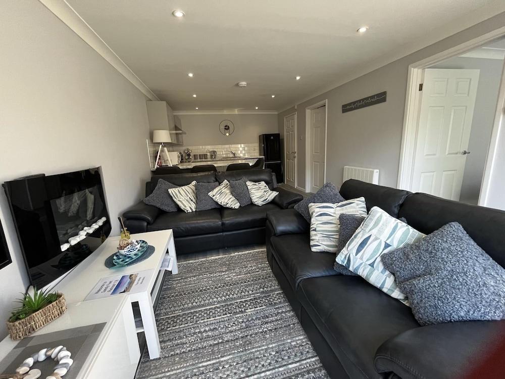 2 Bed Villa Sleeps 4 - Wifi, Garden, Sea Views