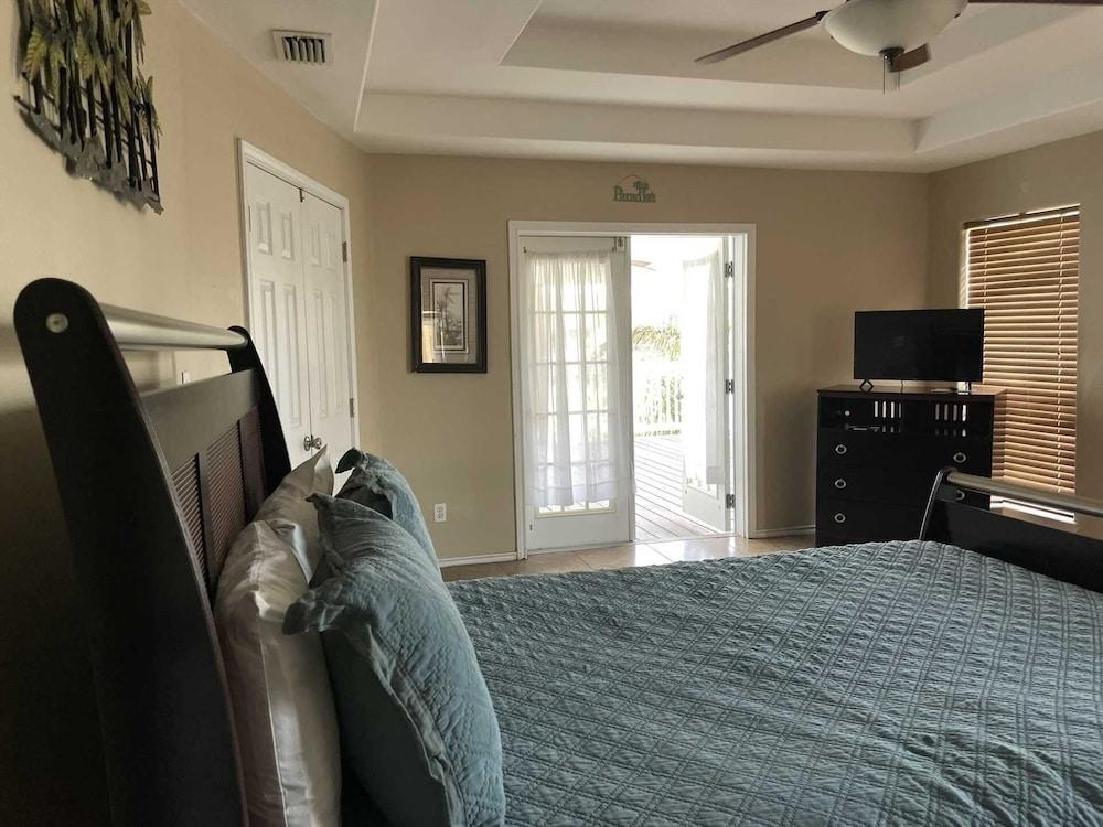 126 E Pike 4 Bedroom Condo by RedAwning