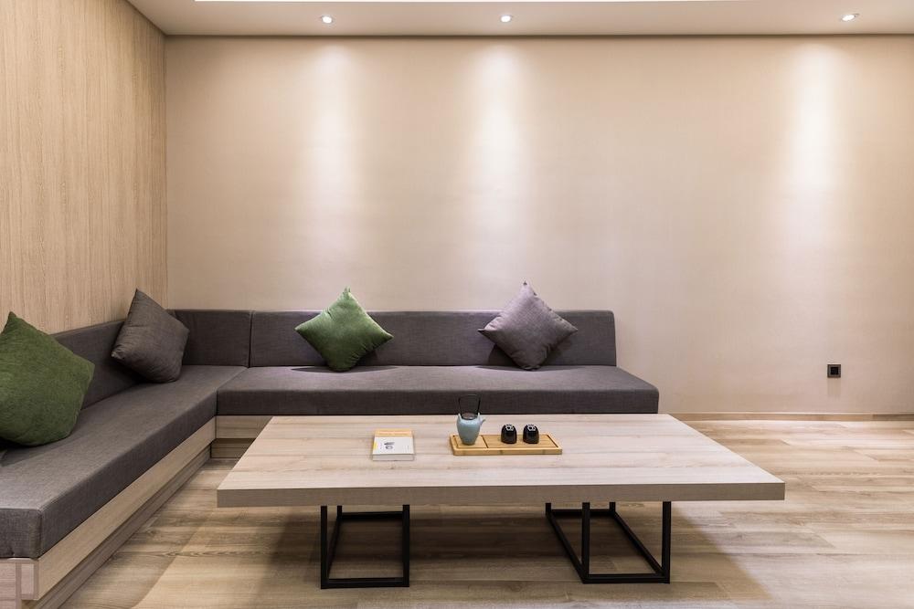 Green Oriental Hotel (Shenzhen Pinghu South China City Hehua subway station)