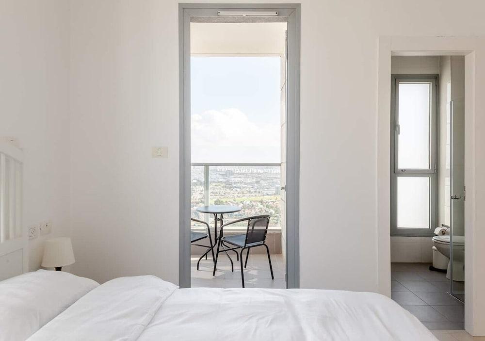 O-O Group -Luxury 3BR APT See View Tower