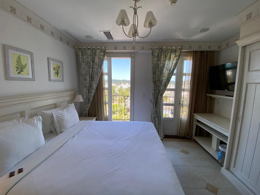 Il Campanario Jurere Internacional