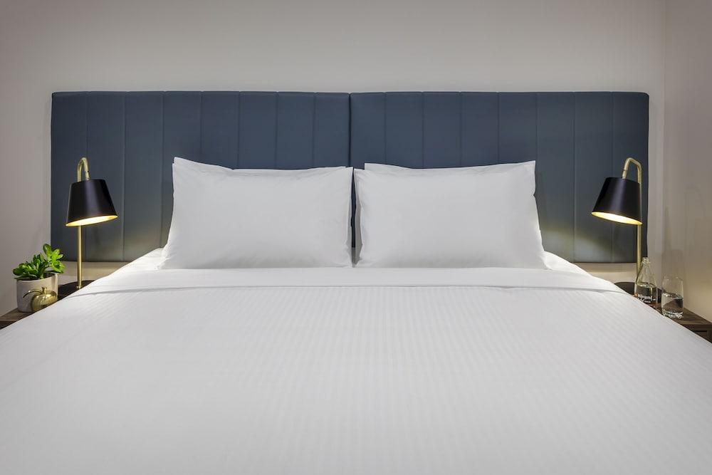 Brady Apartment Hotel Hardware Lane