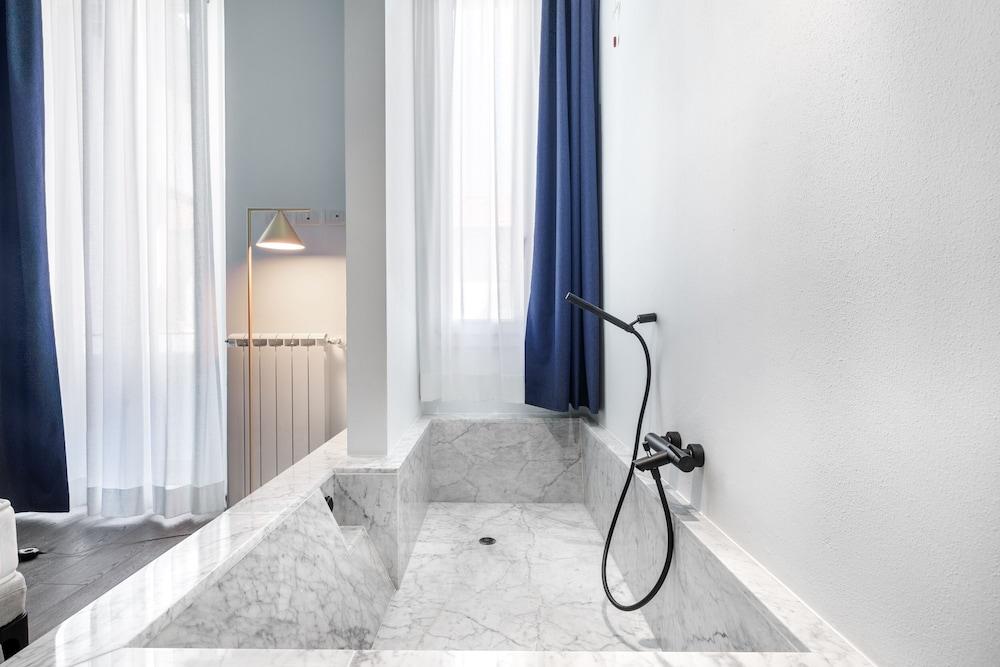 Cavour Deluxe by Mmega