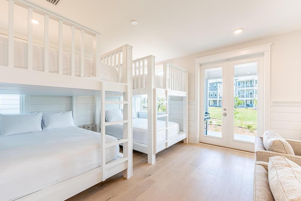 The Sleeping Queens at Prominence 30A