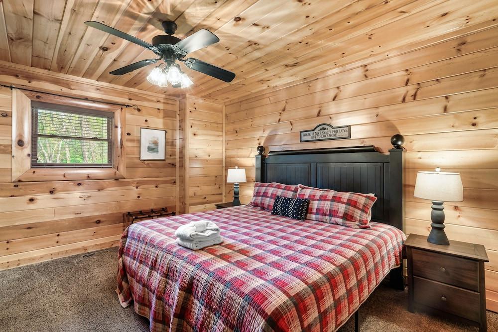 Cougar Crossing Vista - HotTub Pool View