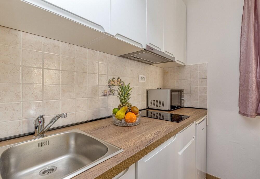 Apartment Tonka 220m From the Beach