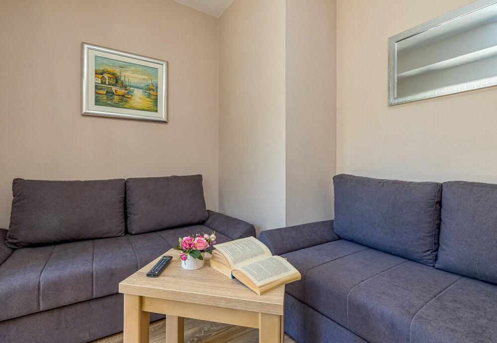 Apartment Tonka 220m From the Beach