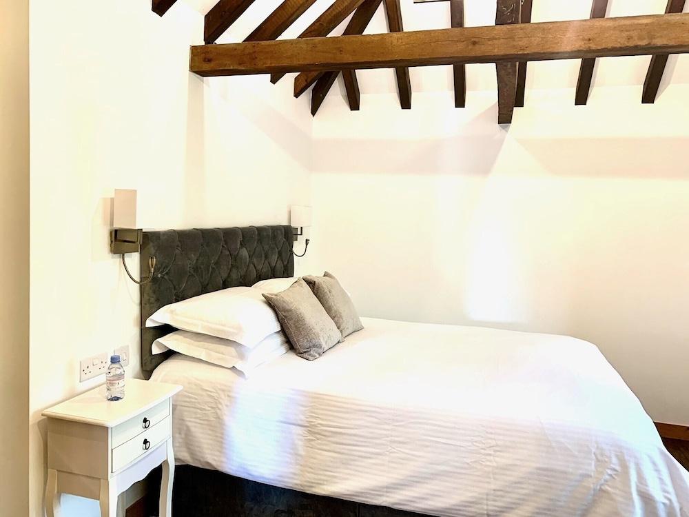 Flint Cottage - Sleeps 6 - Private Woodland