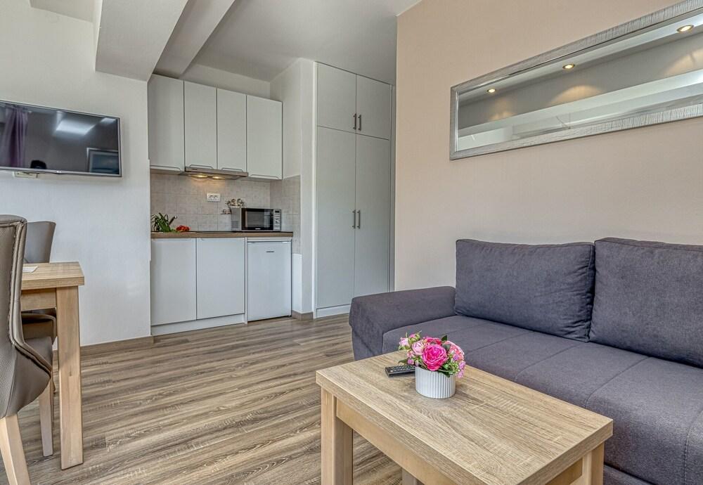 Apartment Ela 220m From the Beach