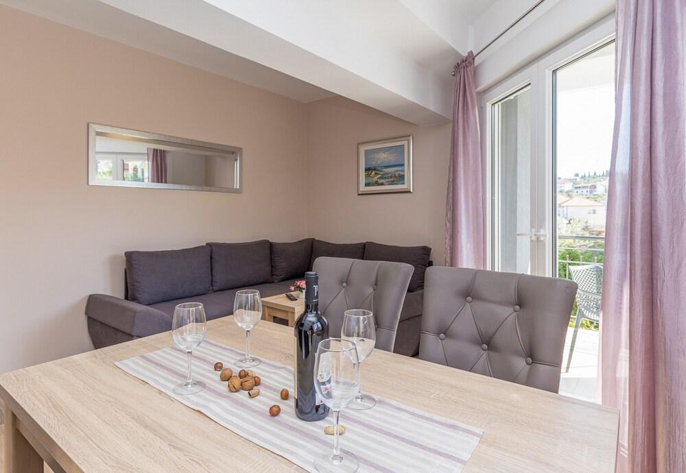 Apartment Ela 220m From the Beach