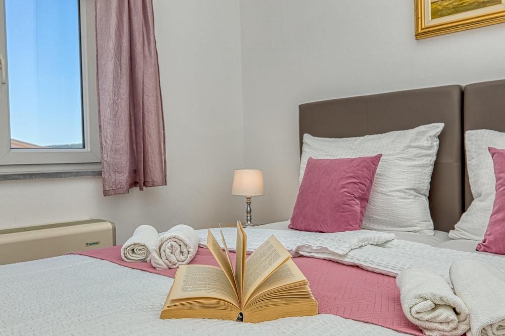 Island Resort Mihaela