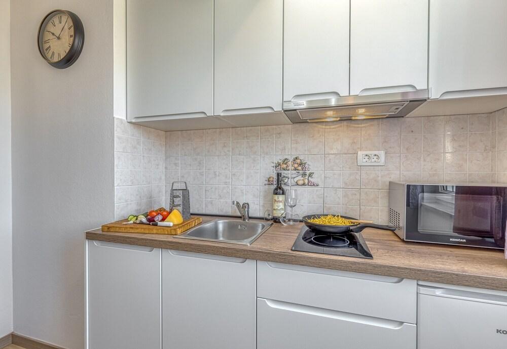 Apartment Karlo 220m From the Beach