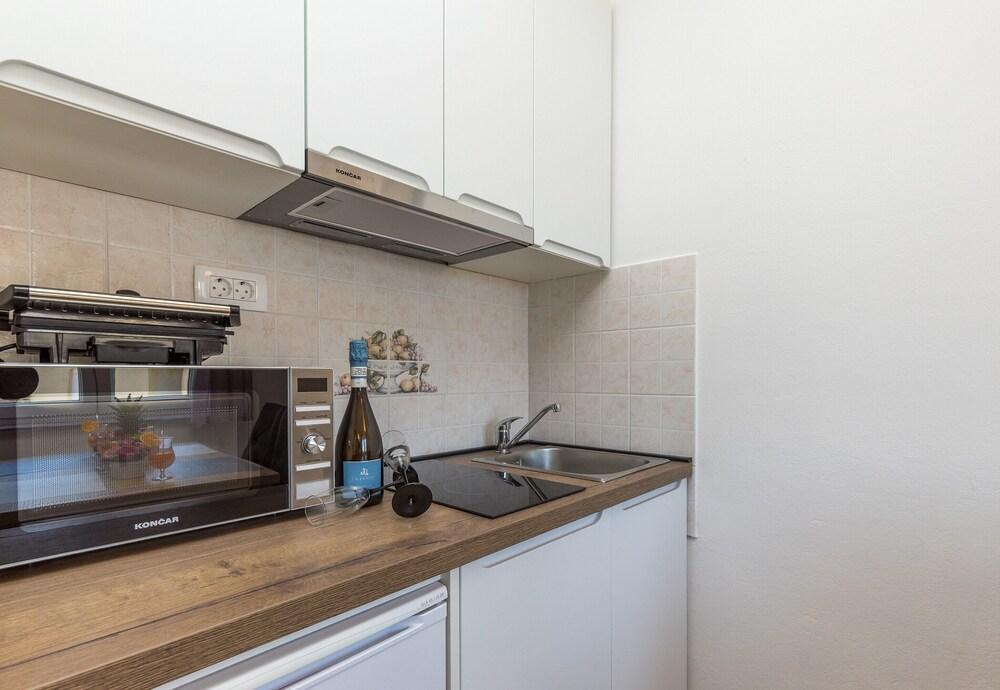 Apartment Antonia 220m From the Beach