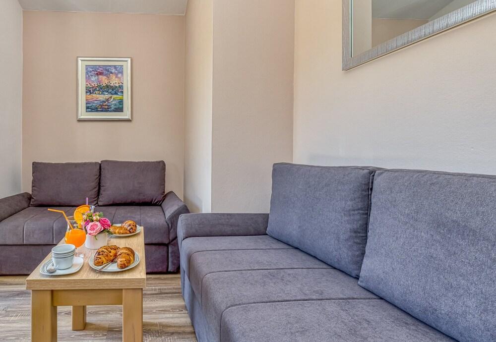 Apartment Nika 220m From the Beach