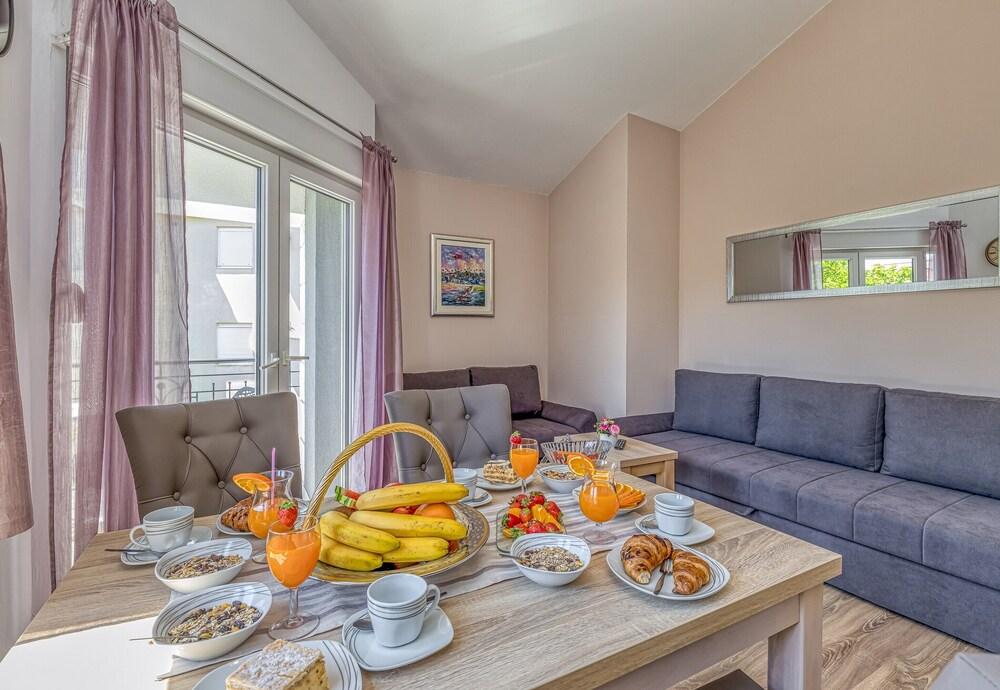 Apartment Nika 220m From the Beach