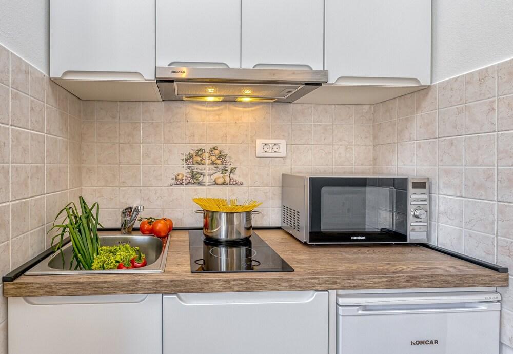 Apartment Rafaela 220m From the Beach