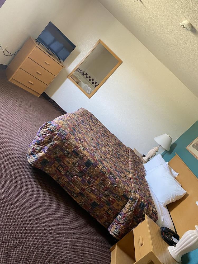 Herington Inn & Suites
