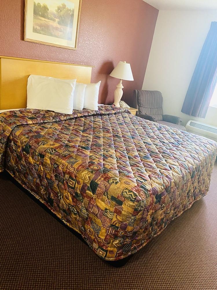 Herington Inn & Suites