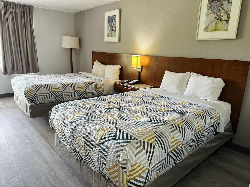 Motel 6 Forrest City, AR