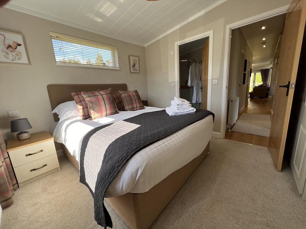 Hollicarrs - Dragonfly Lodge