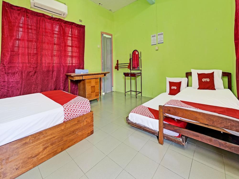 OYO 90278 Redzwan's Beach Resort