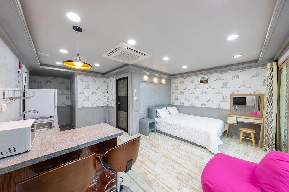 Geoje Marine Castel Pension