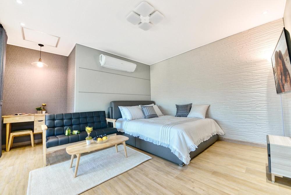 Sokcho Lasso Pool Villa Pension