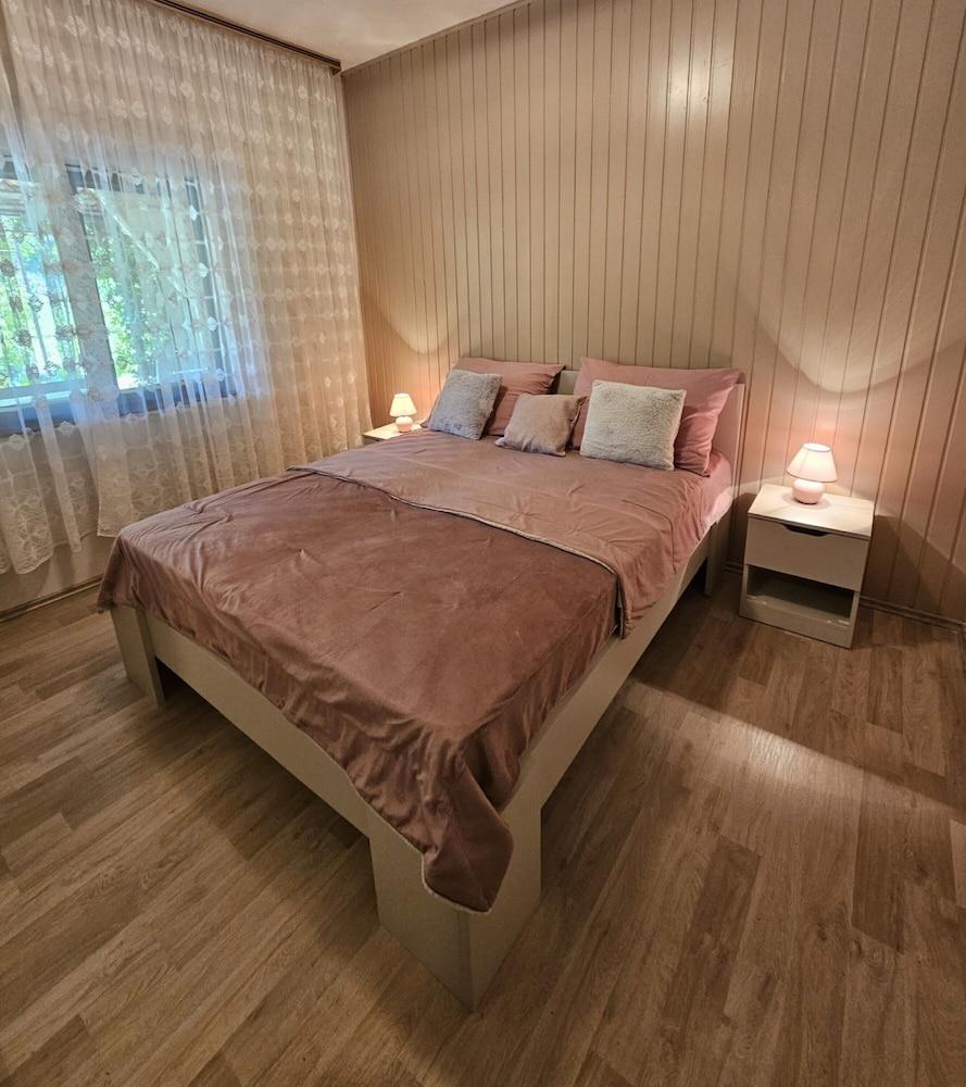 Sunflower House With a Pool and Large Garden