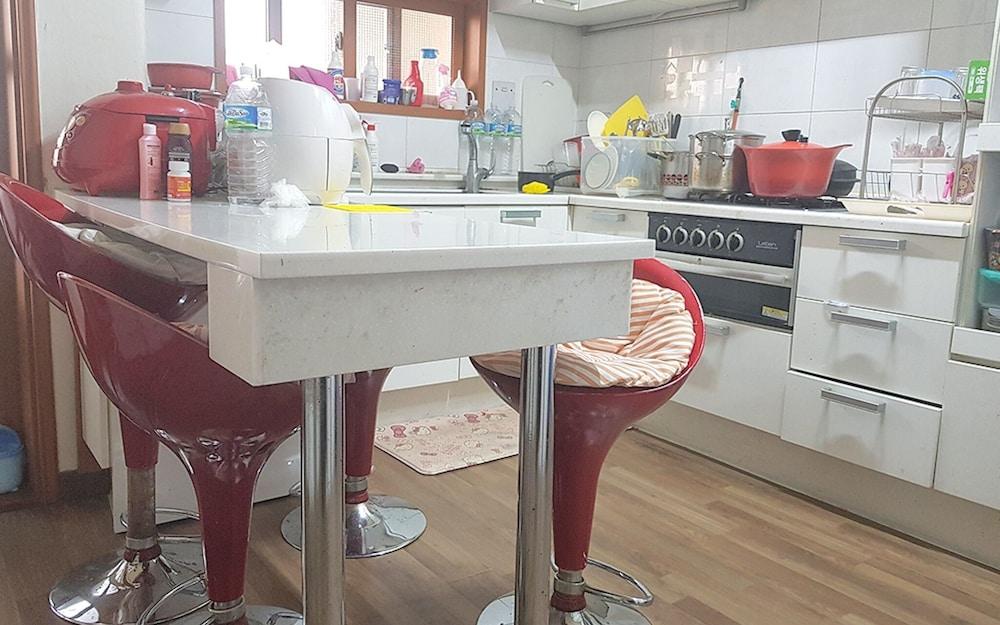 Red Dragonfly Guesthouse Jeju