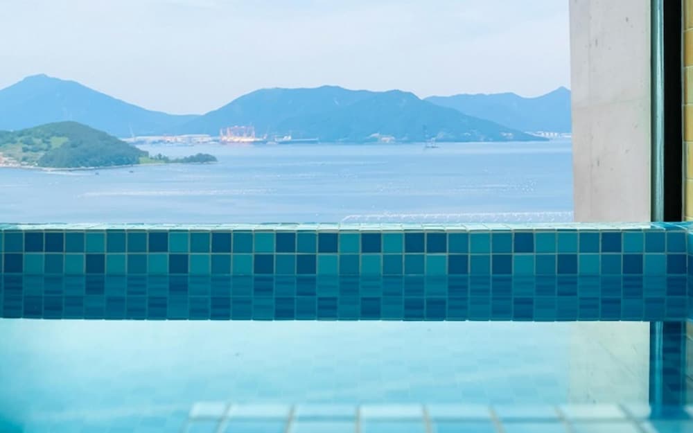 Geoje Sea and Blue Pool Villa